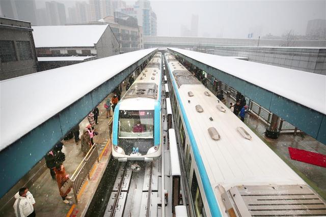 早高峰突降大雪，地鐵人這樣守護百萬乘客出行路